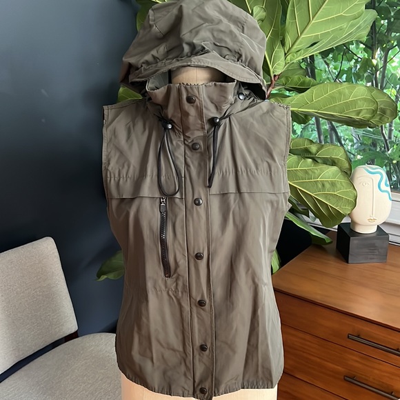 Jones New York Tech Active Vest With hidden hood in collar - Picture 5 of 9